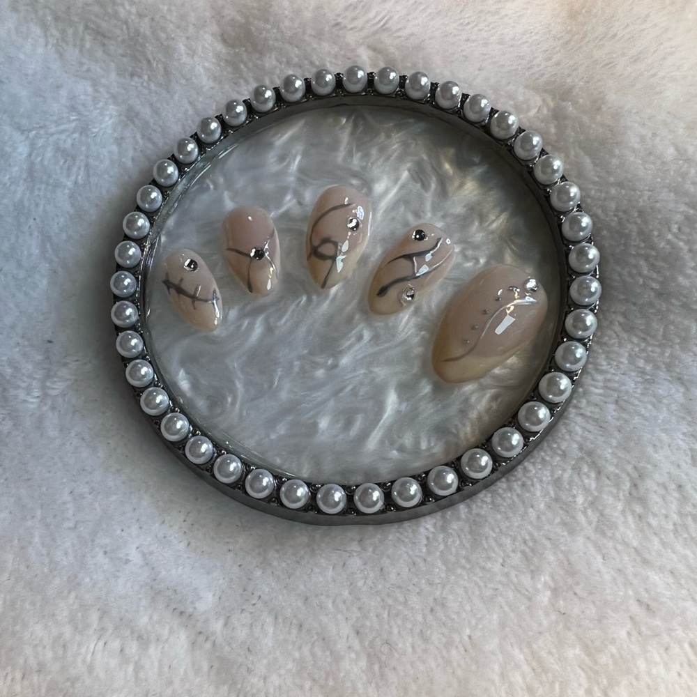 Press on nails - Picture 2 of 4